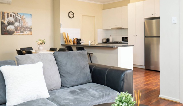 Comfy 4BR Villa with garage suitable for groups and pet friendly! Walk to shops.