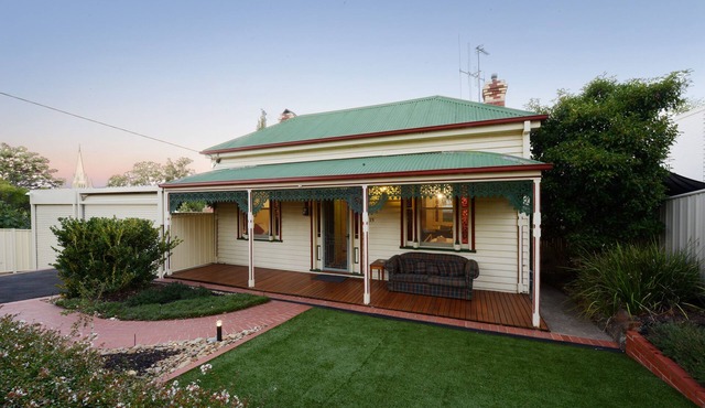 Comfy, 5 Bedroom, 3 Bathroom Period Home in the centre of town with EV Charger.