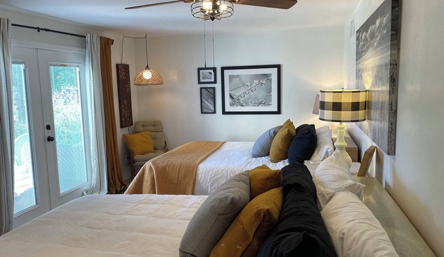 Comfy 5-bedroom farmhouse with AC and WiFi in historic Concho