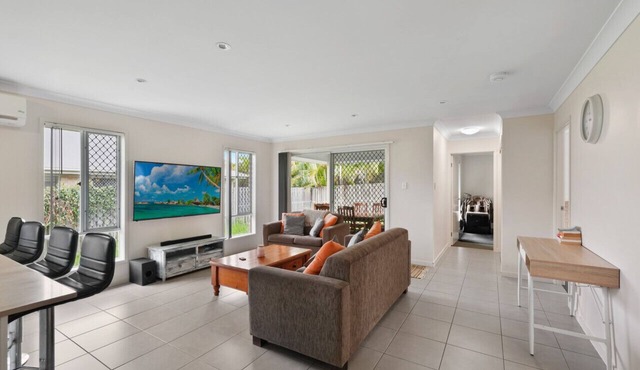 Comfy 5bdr 2Bth Gold Coast Home