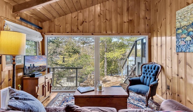 Comfy 8-person cottage. STONEY LAKE. Kawarthas. Pet friendly. 90 mins Toronto