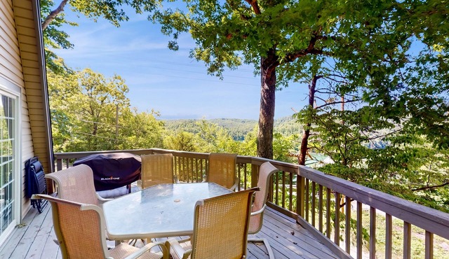 Comfy A-frame cabin with deck, gas grill, Internet, close to marina
