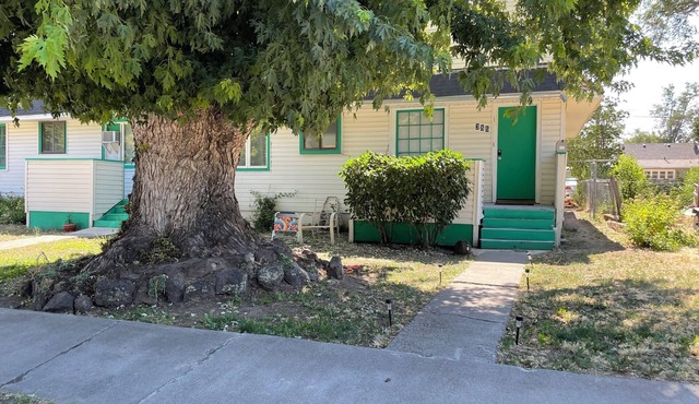 Comfy Abode, pet friendly 3 bedroom apartment in Mountain Home with WiFi and AC.