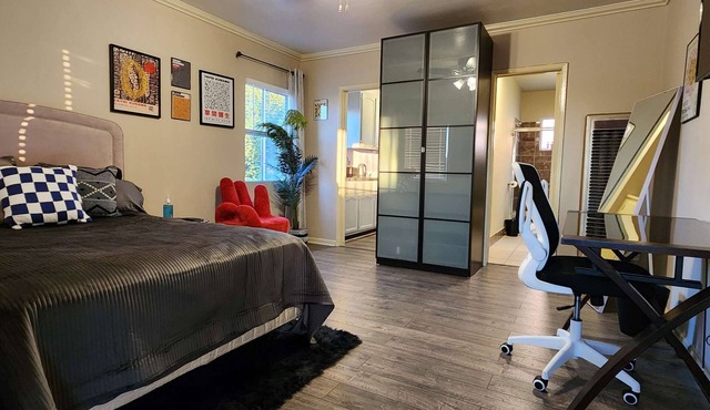 Comfy+Aesthetic Retro Red Haven Hollywood Studio