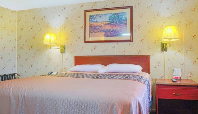Comfy and Clean Queen Bed Unit – Less Than 2 Miles from Downtown Bay City