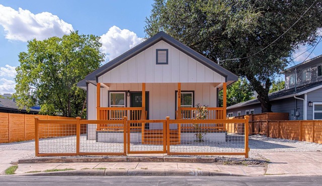 Comfy and Happy Stays Near Riverwalk and Downtown!