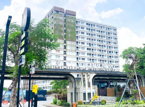 Comfy and Modern Look 1BR Gateway Park LRT City Jatibening Apartment By Travelio
