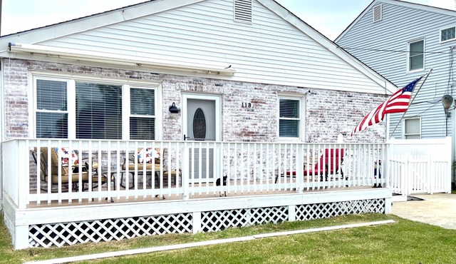 Comfy and open beach bungalow! 1 block to ocean!