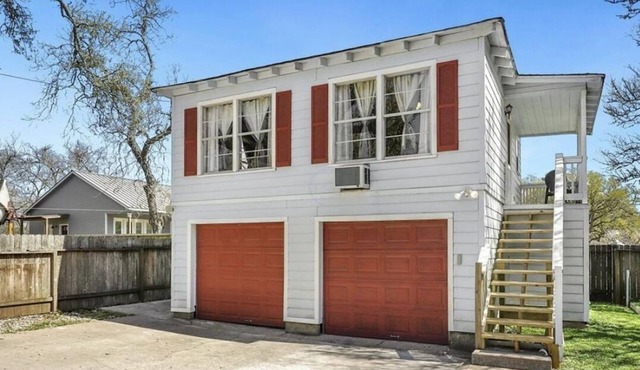 Comfy and Private "Oak Apartment" Close to UTMB, and Galveston Beaches Near I-45