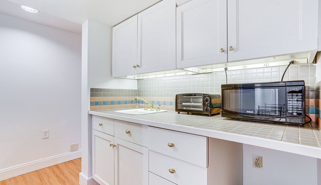 Comfy and Spacious Studio: 2 Mi to Downtown!