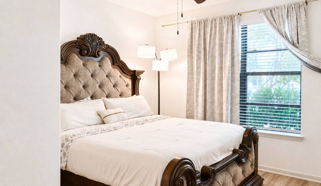 Comfy Apartment in Frisco - Walk to Stonebriar - King Bed - Cozy & Convenient