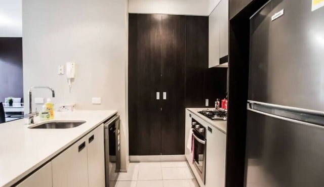 Comfy apartment, next to playground and BBQ area and 3 train stops to the CBD!