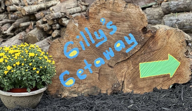 Comfy apt located at a nonprofit animal sanctuary. Come visit!