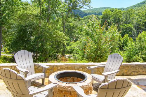 Comfy Asheville Vacation Rental with Hot Tub!