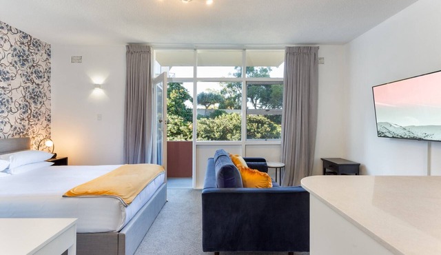 Comfy Balcony Studio near Parks,