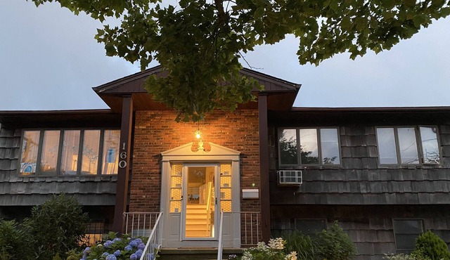 Comfy Beach House near all amenities, bring nothing but yourselves