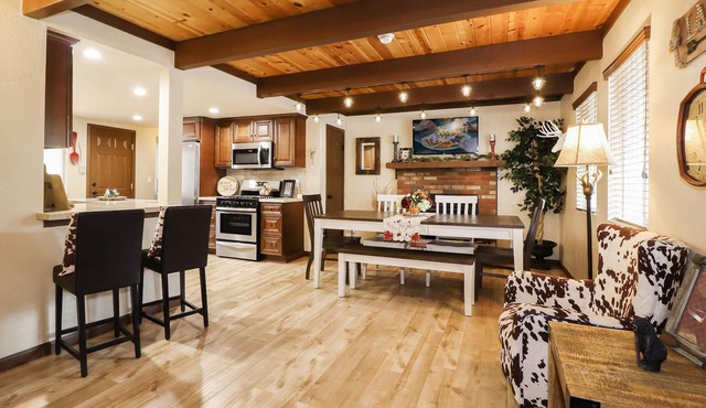 Comfy Bear Cabin: Luxury! Outdoor Hot Tub! Pool Table! Propane BBQ! Roku, Cable, & WiFi!