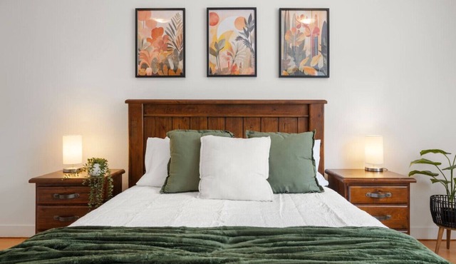 Comfy Box Hill Unit: Near Station + Restaurants!