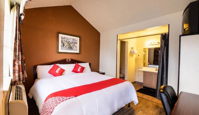 Comfy Budget Room with King Bed Near Local Hot Spots and Quick Dining Trips!