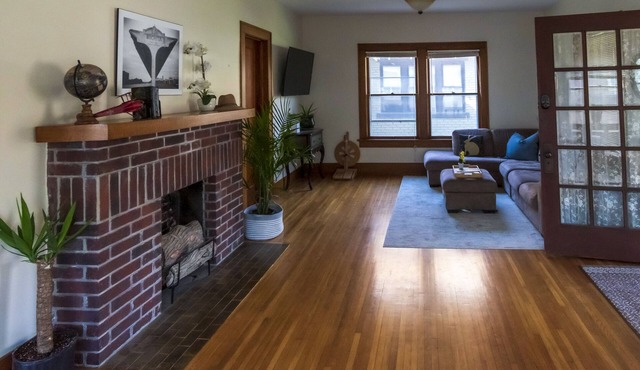 Comfy bungalow in historic College Hill neighborhood, near restaurants and more