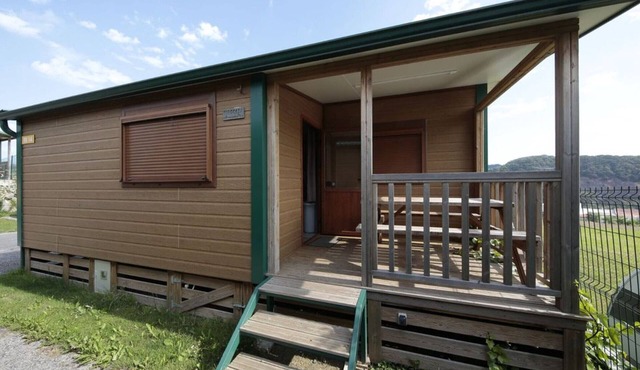 Comfy Bungalow with Terrace - Sleeps 5, 2 Bedrooms