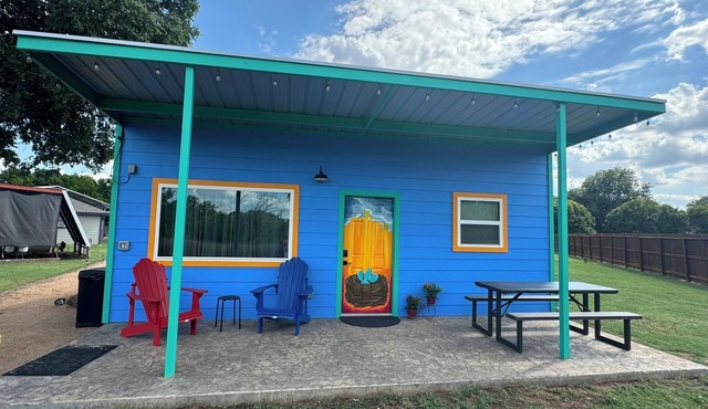 Comfy cabin at edge of 180 acre nature park w/pool, pickleball & volleyball