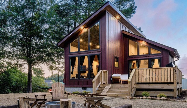 Comfy Cabin w/Pickleball, Golf, Sauna & Hot Tub!