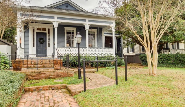 Comfy Central Natchez Hideaway Walk to Dtwn!