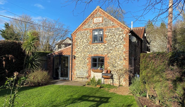 Comfy Character Cottage, sleeps 13, Hot Tub, Spa Bath , Patio and Gardens