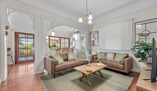 Comfy, Character QLD’r ~ 3Bed House w/Parking ~ Woolloongabba