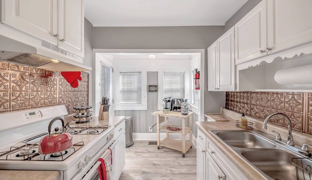 Comfy & Charming Home Near Downtown Atlanta. Close to lots of stuff!