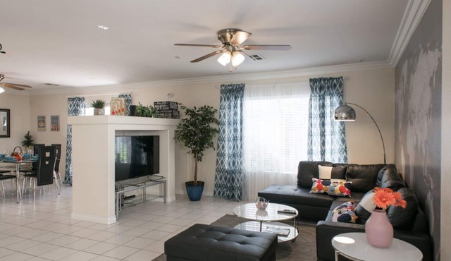 Comfy, clean & quiet 3 bedroom house close to Strip, Airport & T-mobile arena