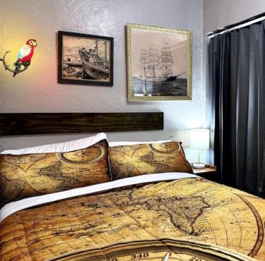 Comfy, Close to Downtown with Lake & Lift Bridge Views