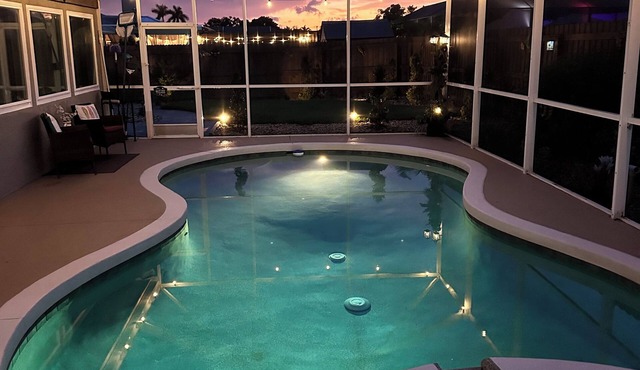 Comfy Coastal! 2 BR, pet friendly, caged pool, fenced yard. Quiet safe Bradenton