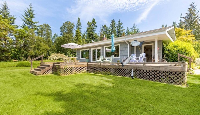 Comfy Coastal Cottage - Bright and Cheerful