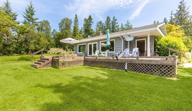 Comfy Coastal Cottage by AvantStay | Mountain View