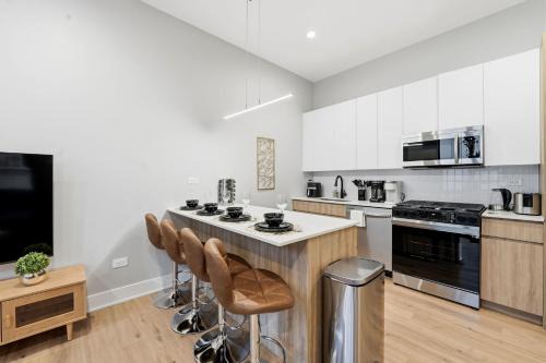 Comfy Condo - Gym Free Parking & Modern Amenities