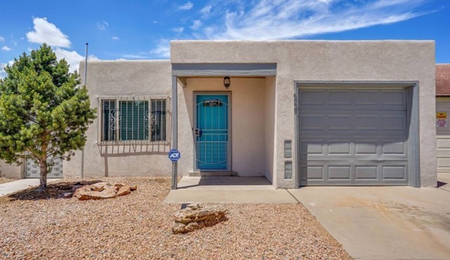Comfy, contemporary, quiet retreat with views of the Petroglyphs