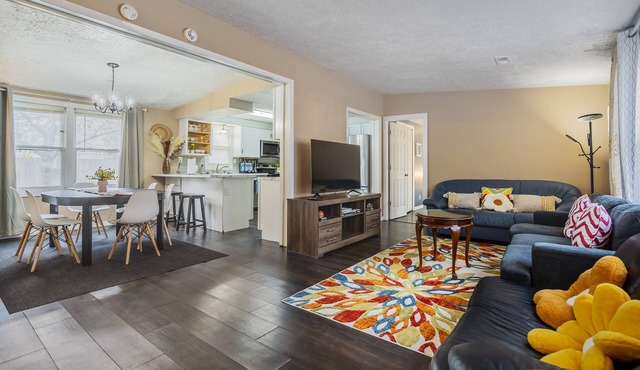 Comfy, Convenient, and Charm 3BR Retreat near BGSU