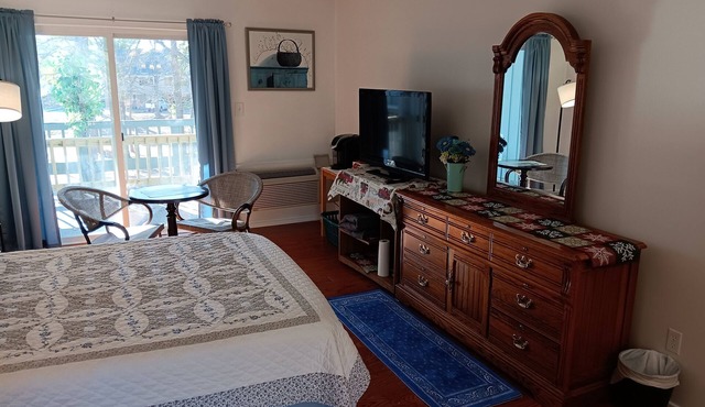 Comfy Corner, a comfortable 2nd floor large one room condo in Fairfield Harbour.