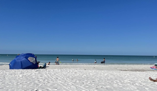 Comfy Cottage! 10 minutes to beach, hot tub, ping pong, beach gear & huge yard!