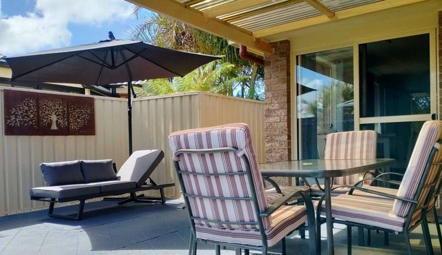 Comfy cottage w/sunny patio - 350m to shops!