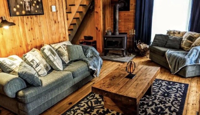 Comfy Cottage w/Sauna and Hot Tub Nestled in Nature in Beautiful Messines, QC