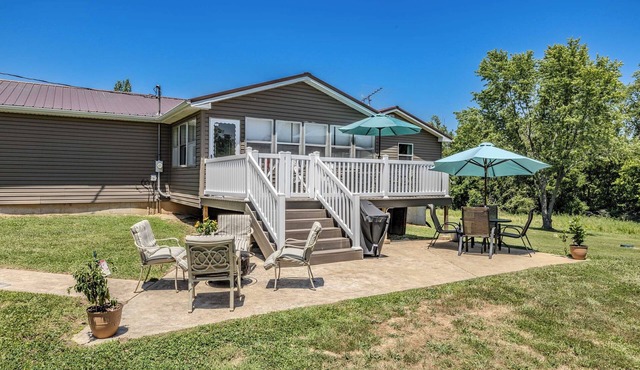 Comfy Country home. Pet friendly, 5 bedrooms, AC, WIFI, just outside Farmington