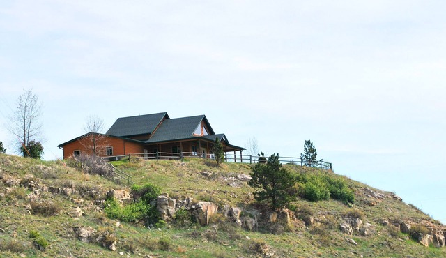 Comfy, country home with an Unrivaled View. Only 20 minutes from Mt. Rushmore!