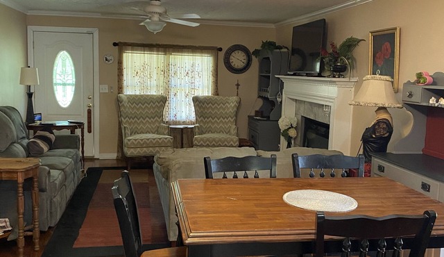 Comfy Country House - Beds for 8 - 20 minutes from Auburn nLarge yard, parking