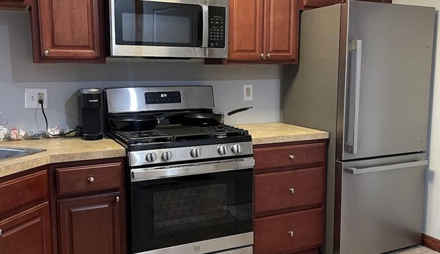 Comfy cozy 3 bedroom 2 bathroom unit in University city - long or short term