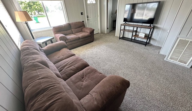 Comfy, cozy, and quiet. Very close to Kawkawlin River, access very close!