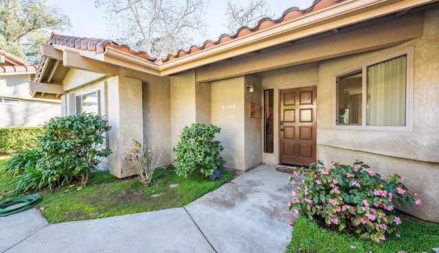 Comfy & Cozy Blacklake Golf Course Condo w/views of the fairways.