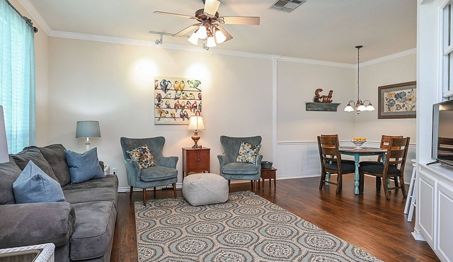 Comfy, Cozy, Colorful and Centrally Located, Minutes From Texas A&M!